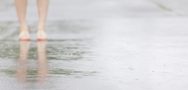 雨の中たたずむ人の写真