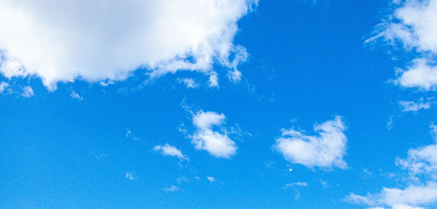 青空と白い雲の写真