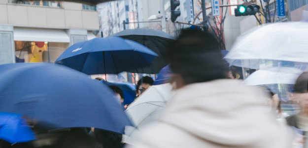 傘を差す人の写真