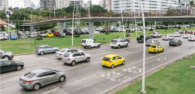 道路を走る車の写真