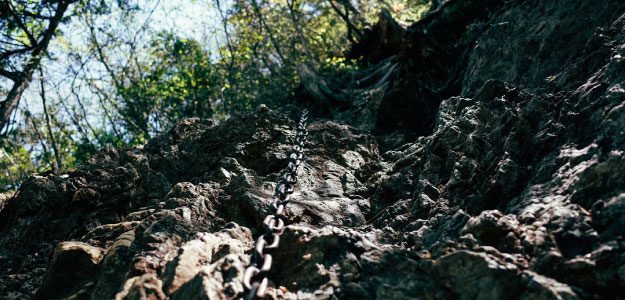 登山道の鎖場の写真