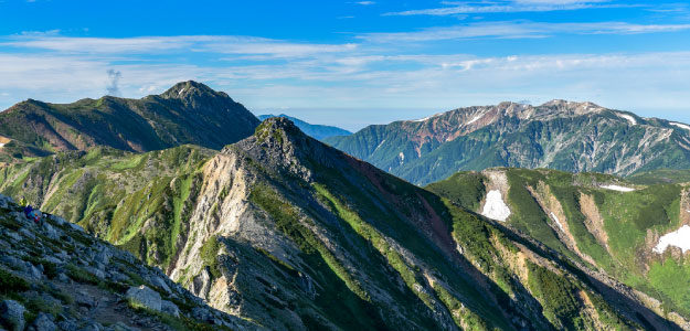 青空と山頂の写真