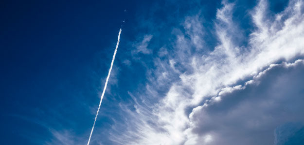 青空と飛行機雲の写真