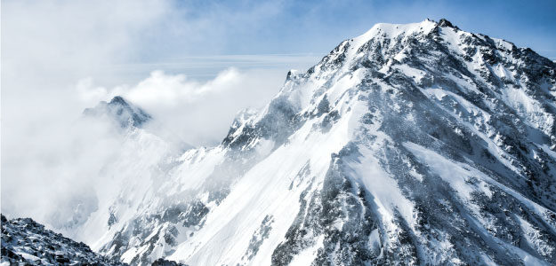 雪山の稜線の写真