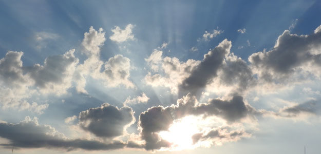 雲間から指す太陽の光の写真