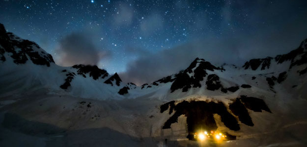 雪山と星空の写真