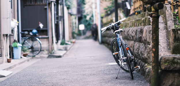 道の端に停めた自転車の写真