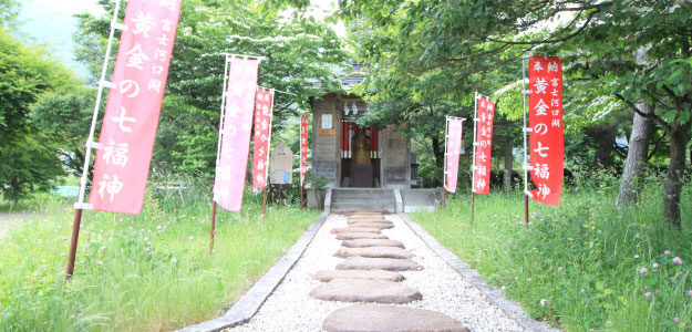 七福神が祀られた社の写真