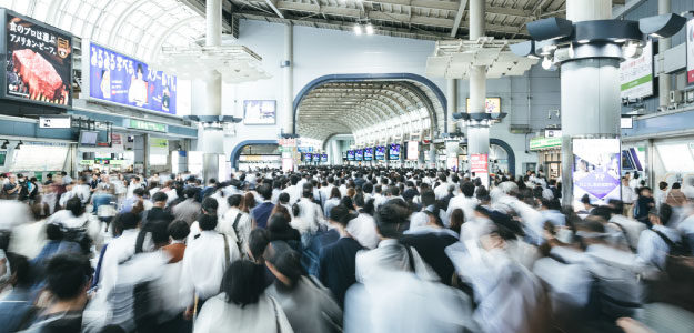 たくさんの人が行きかう写真