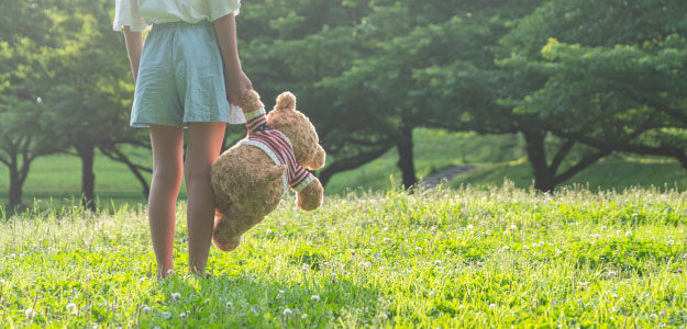 ぬいぐるみを持つ子供の写真