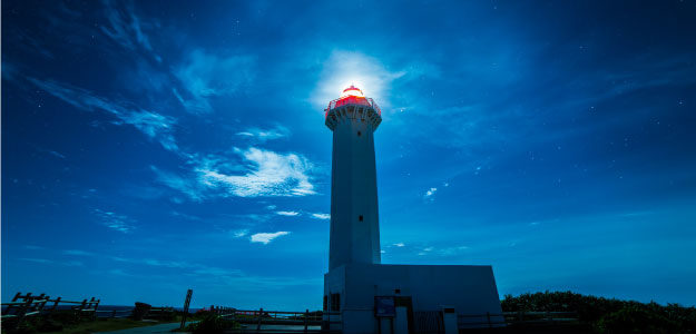 夜の灯台の写真