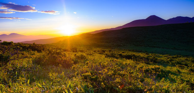 山から見る夕日の写真