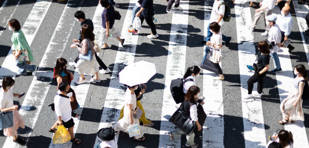 横断歩道を渡る人の写真