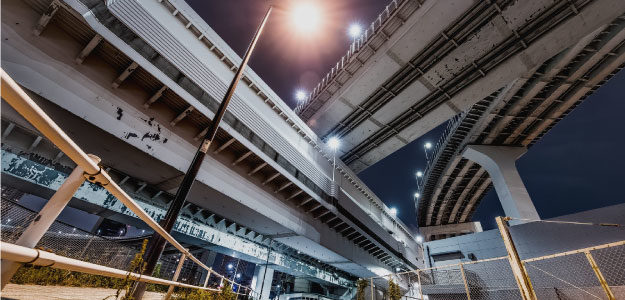 交差する道路の写真