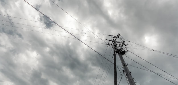 曇り空と電柱の写真