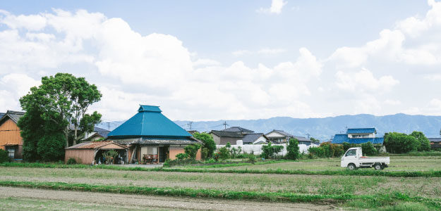 田んぼと家の写真