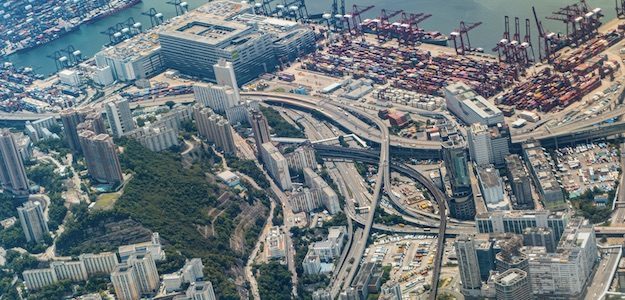 ビル群と工場地帯の風景写真