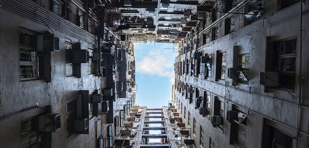 ビルの隙間から見える空の写真