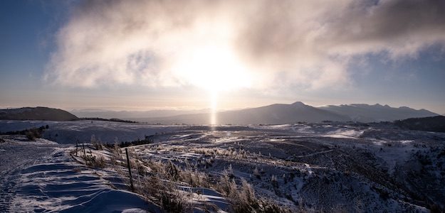 雪原の中に現れた太陽柱の写真