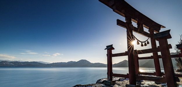 鳥居と太陽の写真