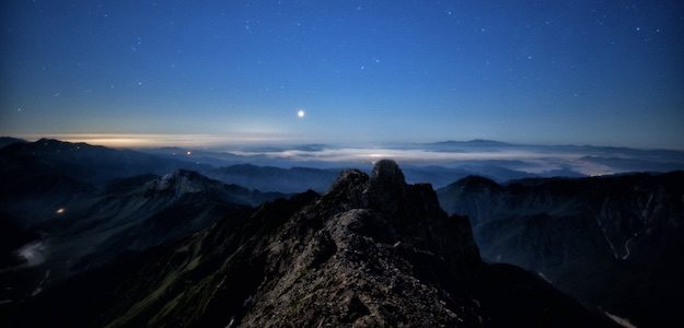 山から見る星空の写真