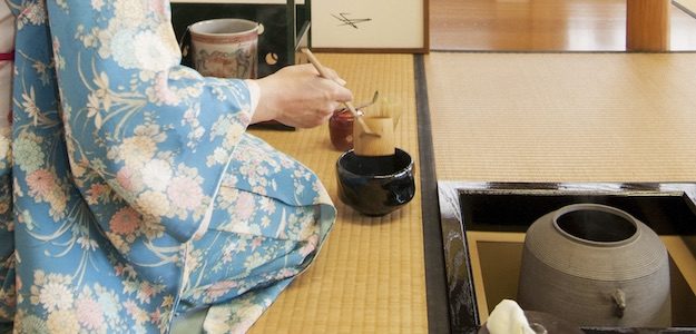 お茶をたてる女性の写真