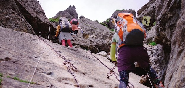 絶壁を登る登山者の写真