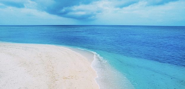 白い砂浜と青い海の写真