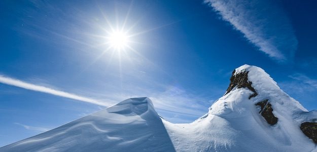 雪山から見る太陽の写真