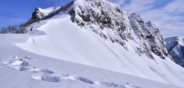 雪山の足跡の写真