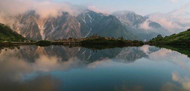 池に映る山と空の写真