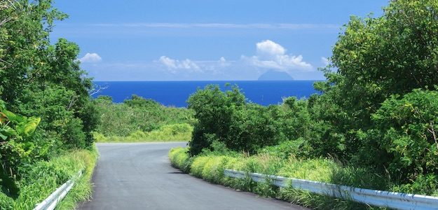 海が見える坂道の写真