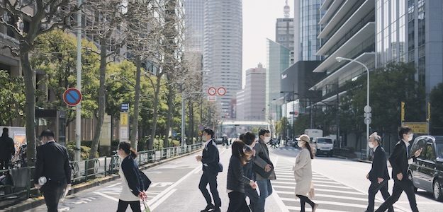 オフィス街の横断歩道の写真