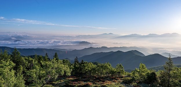 山頂から見る朝日の写真