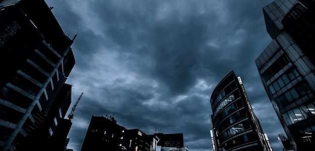 曇り空とビルの写真