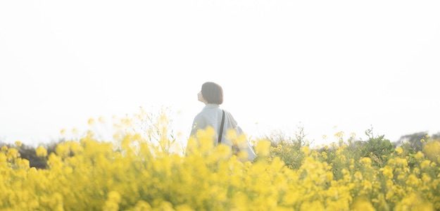 花畑と女性の写真