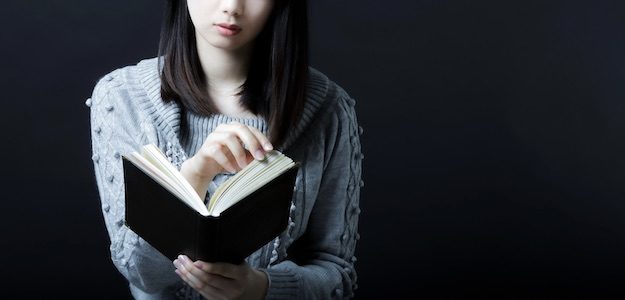 本を読む女性の写真