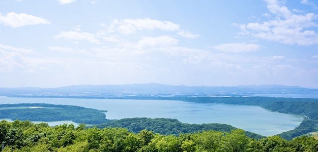 湖と山の写真