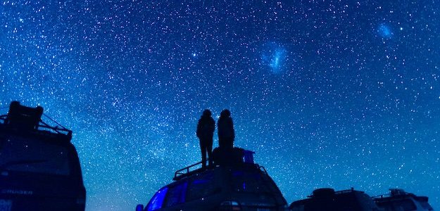 星空を見上げる人の写真