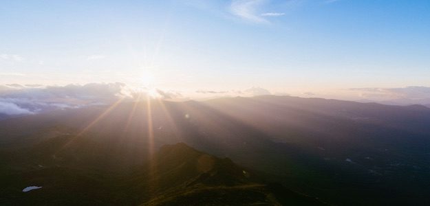 山から見る朝日の写真