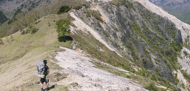 登山道を歩く登山者の写真