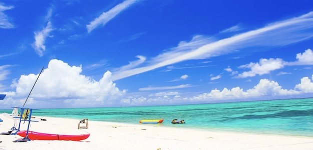 浜辺と青い海の写真