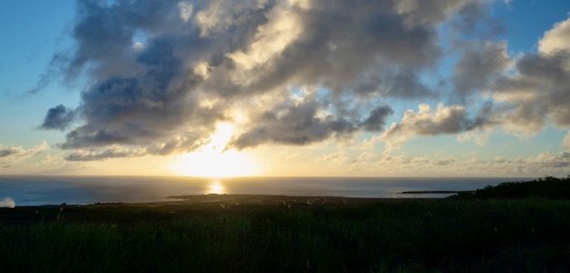 日の出の海の写真