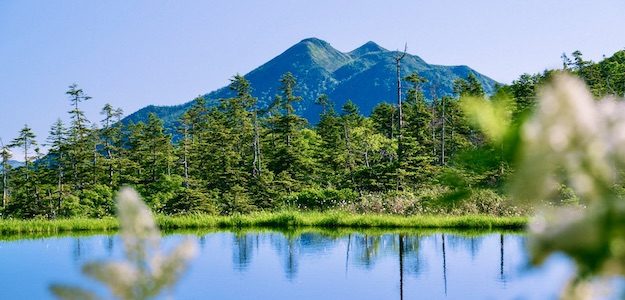 山と湖の写真