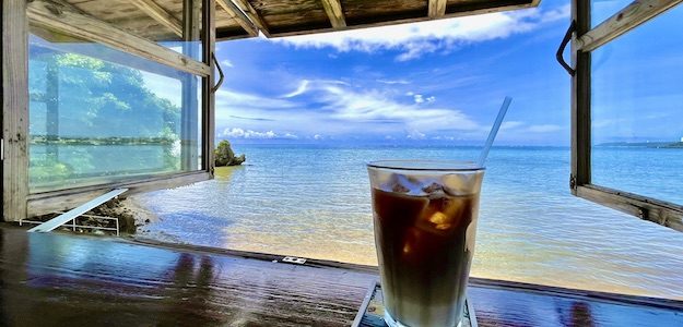 海辺のカフェとコーヒーの写真