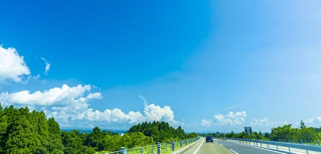 青空と道路の写真