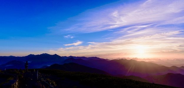 山から見た朝日の写真