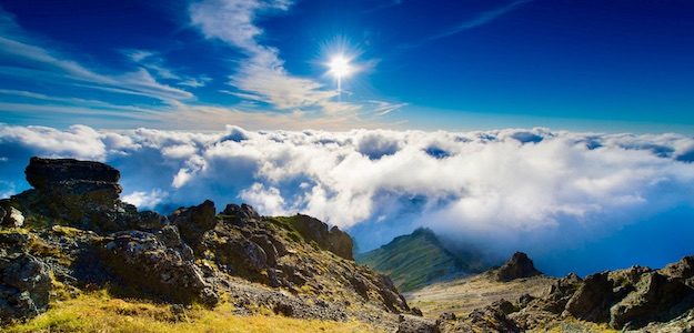 山頂から見る太陽の写真