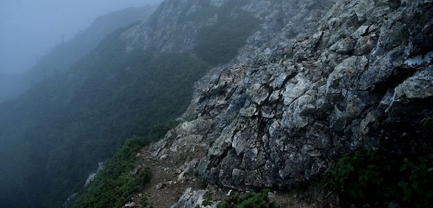 霧の中の登山道の写真