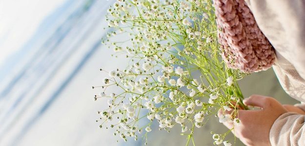 かすみ草を持つ人の写真